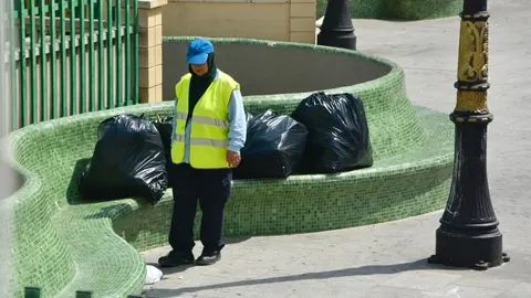 Plaza Azc&aacute;rate limpieza basura medioambiente Planes de Empleo
