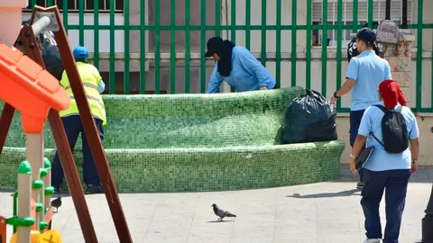 Plaza Azc&aacute;rate limpieza basura medioambiente Planes de Empleo