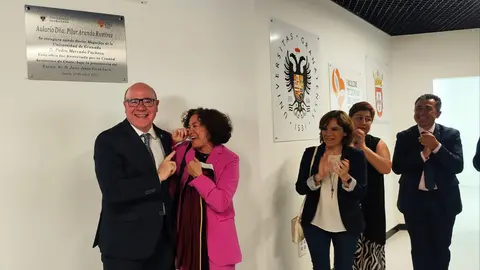 Pilar Aranda descubre la placa del nuevo aulario de la facultad con su nombre. A su lado Pedro Mercado, actual rector.