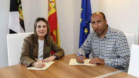 Pilar Orozco y Mohamed Al&iacute;, durante la firma de un convenio