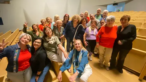Algunos integrantes de Albanta Teatro en las gradas del Teatro del Revell&iacute;n.
