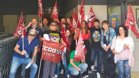 &Aacute;ngel Lara y varios trabajadores del Lidl, exhibiendo banderas de CCOO