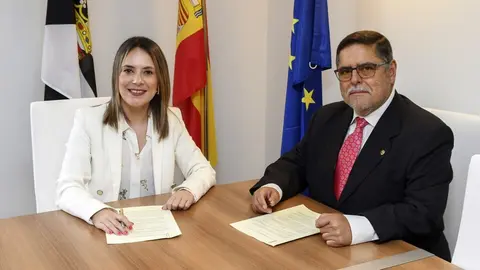 Pilar Orozco y el presidente de la Sociedad Cultural Amigos de la M&uacute;sica de Ceuta, durante la firma de un convenio