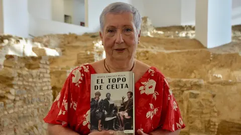 Mar&iacute;a Miaja presentaci&oacute;n feria del libro el topo de ceuta