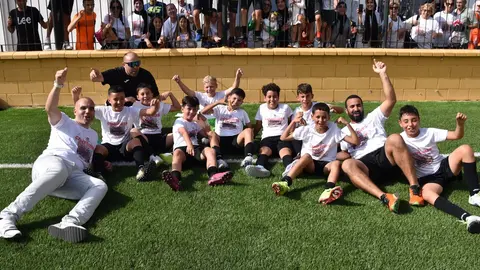 Jugadores y cuerpo t&eacute;cnico del Deportivo Ceut&iacute;, tras alzarse con el t&iacute;tulo de Liga