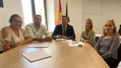 Alejandro Ram&iacute;rez y los t&eacute;cnicos de su &aacute;rea, durante una reuni&oacute;n con la Asociaci&oacute;n de Vecinos de Juan XXIII