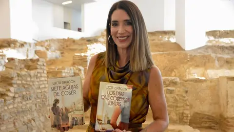 Luc&iacute;a Chac&oacute;n Feria Libro 2024 presentaci&oacute;n novelas Biblioteca Adolfo Su&aacute;rez