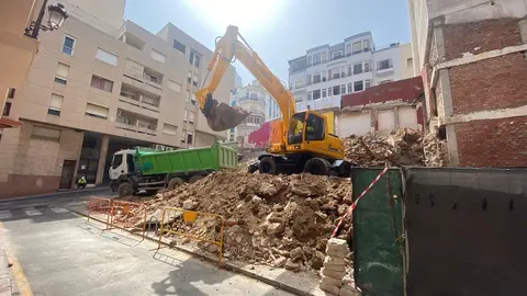 Trabajos en la parcela adyacente al 7 de Fern&aacute;ndez en Teniente Pacheco.