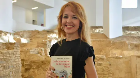 Vanessa Montfort Feria Libro 2024 presentaci&oacute;n novelas Biblioteca P&uacute;blica Adolfo Su&aacute;rez