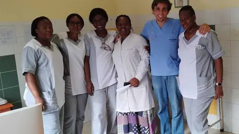 Francisco García Lanzas con los profesionales del Hospital, en el Congo.