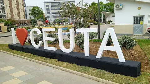 Letrero de gran formato 'I love Ceuta', en la barriada de San Jos&eacute;.