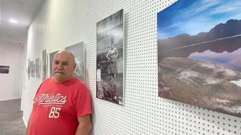 Jes&uacute;s Valle en la exposici&oacute;n.