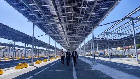 Cristina Zafra, Rafael Pe&ntilde;alver y Manuel G&oacute;mez,  planta fotovoltaica del Puerto