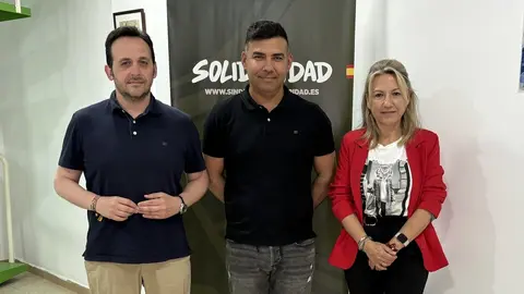 Juan Sergio Redondo, Juan de Dios Carmona y Ana Garc&iacute;a, durante un posado conjunto