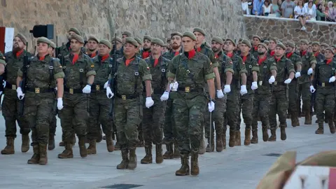 Ej&eacute;rcito Comandancia militares izado bandera nacional aniversario proclamaci&oacute;n Felipe VI rey 2024