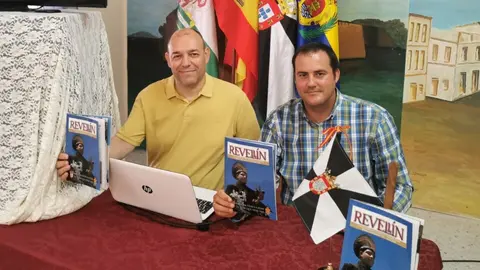 Agust&iacute;n del Valle y Alejandro &Aacute;vila, durante la presentaci&oacute;n del d&eacute;cimo n&uacute;mero de la revista 'Revell&iacute;n'