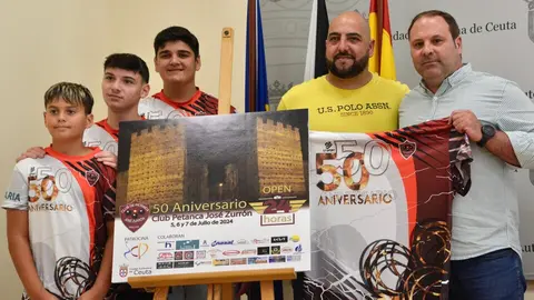 Eloy Ruiz, Sergio Aguilera y un grupo de ni&ntilde;os, durante la presentaci&oacute;n del 'Open 50 aniversario Jos&eacute; Zurr&oacute;n'