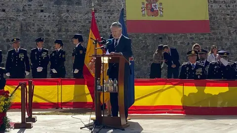 Un momento del acto de entrega de la bandera a la Polic&iacute;a Nacional de Ceuta.