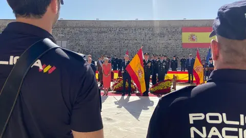 Un momento del acto de entrega de la bandera a la Polic&iacute;a Nacional de Ceuta.