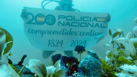 La Polic&iacute;a Nacional participa en la ofrenda floral a la Virgen del Carmen bajo el mar.