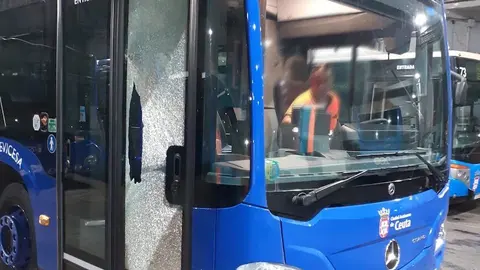 Autob&uacute;s apedreado en el Tarajal.