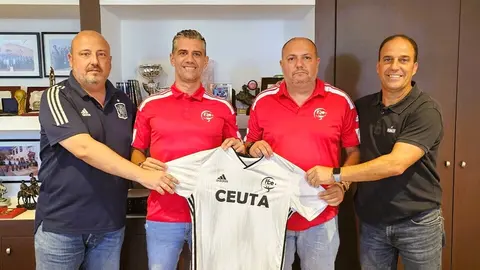 Iv&aacute;n Chaves y Jos&eacute; Carlos Ayala, posando junto a los nuevos coordinadores de las selecciones de f&uacute;tbol y f&uacute;tbol 8