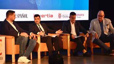 De izquierda a derecha: Federico Roll&aacute;n, un moderador, &Aacute;lvaro Carrillo de Albornoz y Javier S&aacute;nchez / A. C.