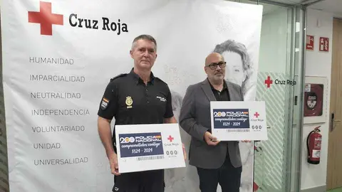 El Jefe superior de la Polic&iacute;a Nacional en Ceuta, Francisco L&oacute;pez Gordo, y Antonio Montoya Garc&iacute;a, presidente de Cruz Roja durante la presentaci&oacute;n del cup&oacute;n del Bicentenario.