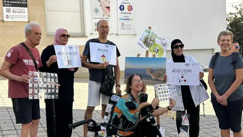 Miembros de la Asociaci&oacute;n Proi, en la Plaza Nelson Mandela.