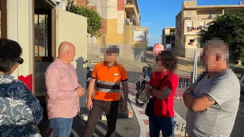 Juan Guti&eacute;rrez durante su visita a los trabajadores de Amgevicesa.