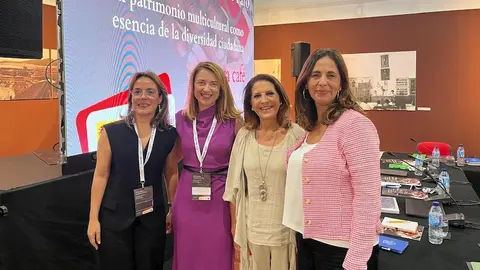 Pilar Orozco (primera por la izquierda), en Melilla.