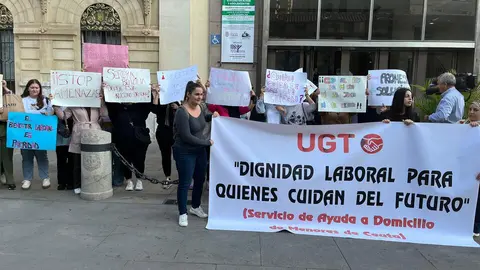 Manifestación de las trabajadoras del servicio de ayuda a domicilio a menores.