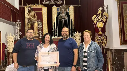Javier Castro e Inmaculada Pachecho reciben el cheque de la Hermandad de la Flagelaci&oacute;n