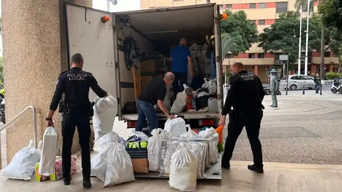 La Policía Local de Ceuta llena un camión con ayuda para los afectados por la DANA en Valencia31