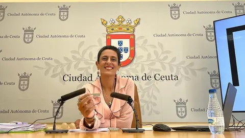 Kissy Chandiramani con el pen drive que contiene los presupuestos de la Ciudad.