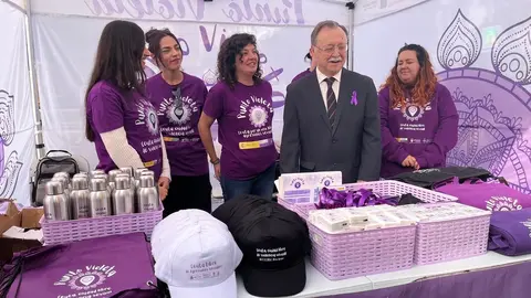 Acto institucional en el Salón del Trono por el 25N48