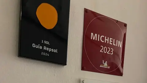 Placas de las gu&iacute;as a la puerta de un restaurante en Tarifa.