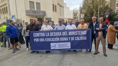 Concentraci&oacute;n de la Asociaci&oacute;n de Empresas de Formaci&oacute;n frente a la Direcci&oacute;n Provincial del MEFP.