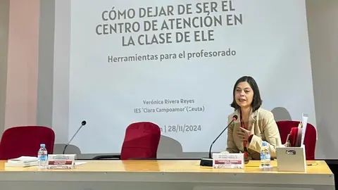 Ver&oacute;nica Rivera durante su ponencia en el Instituto Cervantes de Tetu&aacute;n.