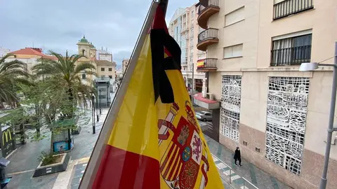Un lazo negro en la bandera espa&ntilde;ola de la sede del colegio de M&eacute;dicos de Ceuta (COMCE)