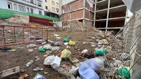Basura en una parcela del centro de Ceuta.