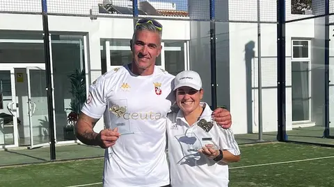 Caterecha y Dom&iacute;ngez con el trofeo de vencedores.