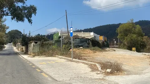 Una parada de autobuses sin marquesina