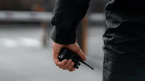 Un vigilante de seguridad.