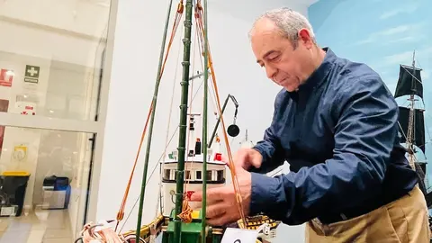 José María Díaz Caparrós con su réplica del Lobo Grande