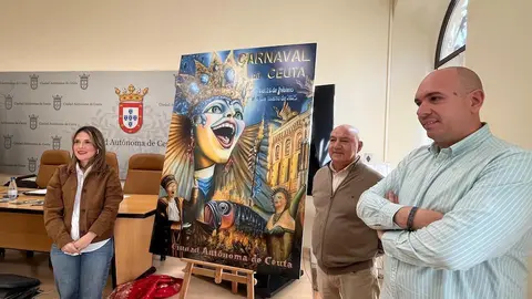Por la izquierda, Pilar Orozco, Andr&eacute;s Pe&ntilde;a y Eduardo Ayala, durante la presentaci&oacute;n del cartel del Carnaval 2025.