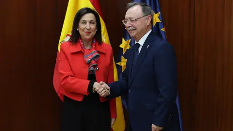 Margarita Robles y Juan Vivas se estrechan la mano tras su reuni&oacute;n este viernes.
