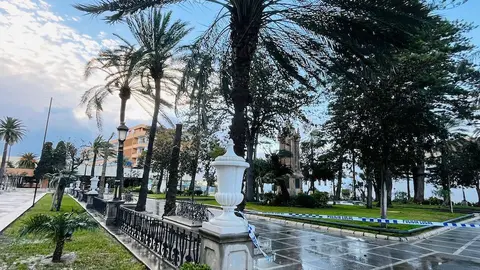 La plaza de &Aacute;frica precintada por el temporal.