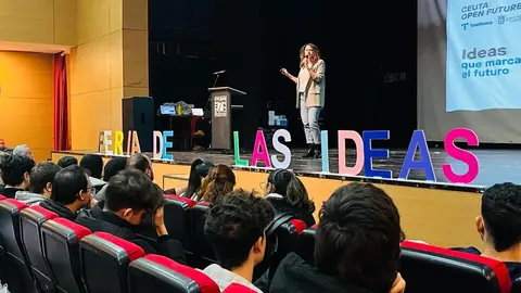 Paola Casta&ntilde;o, Hub Manager deEl &Aacute;ngulo en la presentaci&oacute;n de la I Feria de las Ideas en el IES Siete Colinas