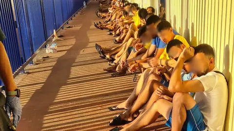 Inmigrantes esperando a ser devueltos a Marruecos.